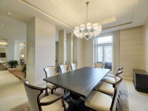 - une salle à manger avec une table et des chaises dans l'établissement Anantara Palais Hansen Vienna, à Vienne