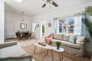 uma sala de estar com um sofá e uma mesa em Renovated Spacious Outdoors - Perfect for Family em Saint Augustine