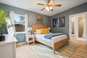 um quarto com uma cama e uma ventoinha de tecto em Renovated Spacious Outdoors - Perfect for Family em Saint Augustine