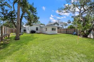 um quintal com uma casa e uma cerca em Renovated Spacious Outdoors - Perfect for Family em Saint Augustine