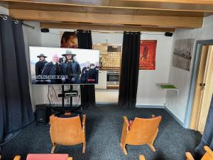 TV a/nebo společenská místnost v ubytování Drei Linden Cinema