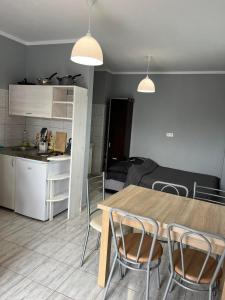 a kitchen and a dining room with a table and chairs at Pokoje gościnne U Sylwii in Jarosławiec