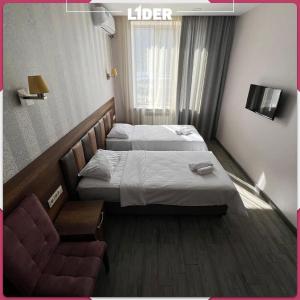 Habitación de hotel con 2 camas y sofá en Hotel Lider Complex, en Vaykʼ