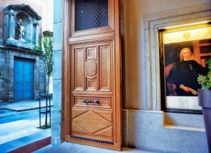 Eine Tür zu einem Gebäude mit einem Bild eines Mannes. in der Unterkunft NH Collection Madrid Palacio de Tepa in Madrid
