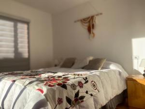 une chambre avec un lit avec une couverture dessus dans l'établissement Cabaña Matanzas tinaja privada vista al bosque, à Boca Pupuya 3 autres photos