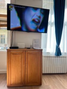 A television and/or entertainment centre at W15 Apartman