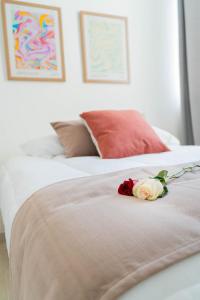 zwei Rosen auf einem Bett in der Unterkunft Apartamento Atardecer en Aguascalientes in Aguascalientes