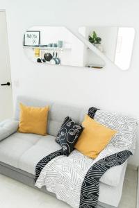 ein Sofa mit Kissen darauf im Wohnzimmer in der Unterkunft Apartamento Atardecer en Aguascalientes in Aguascalientes