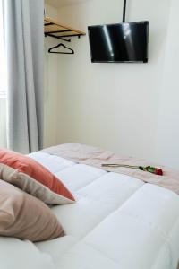 Schlafzimmer mit einem Bett und einem TV an der Wand in der Unterkunft Apartamento Atardecer en Aguascalientes in Aguascalientes