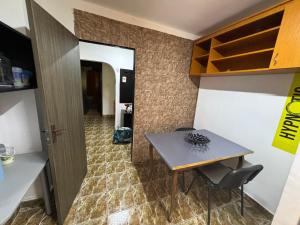 ein kleiner Tisch und Stühle in einem Zimmer mit Flur in der Unterkunft Hypnotic Suite Pitesti in Piteşti