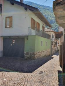 een gebouw met een poort en een garage bij Casa vacanza a Forno di Valstrona con terrazzo e giardino in Strona
