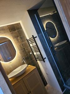 y baño con lavabo y espejo. en Rêve de Loire en La Daguenière