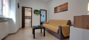 um pequeno quarto com uma cama e uma mesa em Una finestra sul Golfo di Le Grazie em Le Grazie