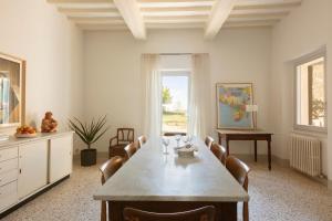 a dining room with a table and chairs and a window at Umberto 121 in Montisi