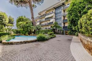 羅馬的住宿－VaticanoDreamSuite，公寓大楼设有游泳池和树木
