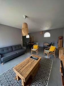 Posezení v ubytování Les Buissonnets - Mer & Campagne - Maison de vacances - 2 chambres - 1 salon - 1 salle de bains - 1 cuisine - 72 m2