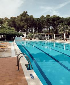 une grande piscine d'eau bleue dans l'établissement Hotel Gri-Mar, à Llançà