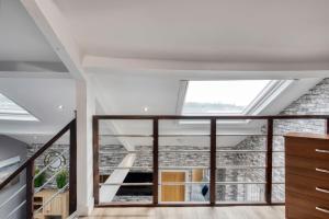 un loft reconvertido con vistas a una pared de ladrillo en Central Apartment Darlington, en Darlington