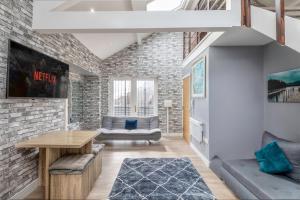 una sala de estar con una pared de ladrillo en Central Apartment Darlington, en Darlington