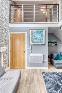 Un dormitorio con una cama alta y una puerta de madera. en Central Apartment Darlington, en Darlington