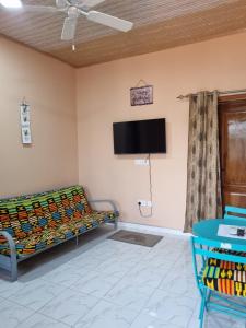 Ruang duduk di Cozy Escape in Accra by Manna Hospital