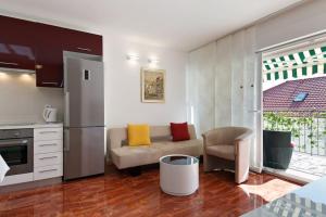 a kitchen with a couch and a chair in a room at Fantasy apartment in Bol