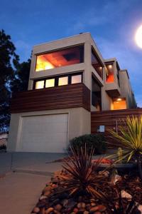 een groot huis met een garage ervoor bij Luxury Ocean view Bay view Home in San Diego