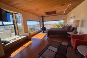 een slaapkamer met een bed en een groot raam bij Luxury Ocean view Bay view Home in San Diego