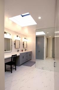 een badkamer met een wastafel en een spiegel bij Luxury Ocean view Bay view Home in San Diego