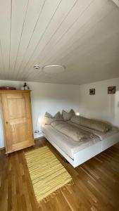 Un pat sau paturi într-o cameră la Zimmer in den Voralpen