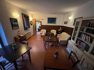 sala de estar con sofá y mesa en Hotel Villalago trasimeno en Magione