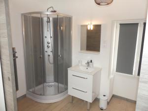 W łazience znajduje się prysznic i umywalka. w obiekcie le domaine des sources w mieście Saint-Maximin-la-Sainte-Baume