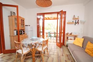 un soggiorno con un tavolo e un divano di Casa Sciusca a Cefalù Altre 40 foto