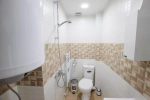 un bagno con un water e un lavandino di WhiteBoxApartment a Kjustendil Altre 11 foto