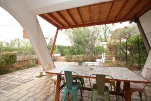 un tavolo e sedie su un patio di Casa Sciusca a Cefalù