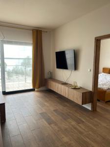 a room with a television and a bedroom with a bed at Boszkowo Horizon Park in Boszkowo-Letnisko