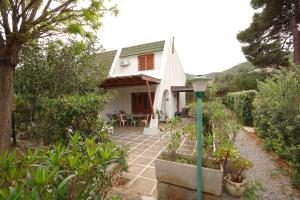 una casa con un sentiero che conduce al cortile anteriore di Casa Sciusca a Cefalù