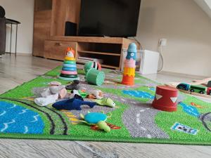 un tapis avec des jouets sur un étage dans l'établissement Szamóca Apartman, à Szeged