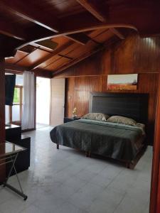 a bedroom with a large bed with a wooden wall at Alojamiento con 4 habitaciones Veracruz in Veracruz