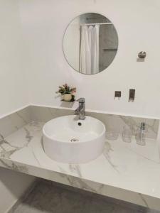 a white bathroom with a sink and a mirror at Alojamiento con 4 habitaciones Veracruz in Veracruz