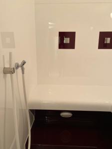 een badkamer met een witte wastafel en een toilet bij Beim Has’n in Rimsting