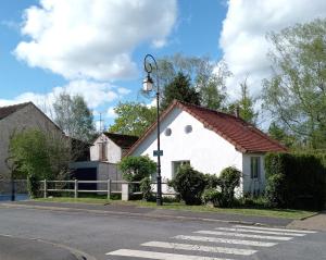 a white house on the side of a street at Petite maison près de Disneyland in Magny-le-Hongre