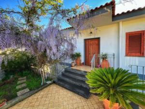 una casa con flores púrpuras en las escaleras en Casa Vacanze Villa Marisol, en Vico Equense