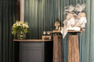 Pokój z dwoma stołami z kwiatami w obiekcie Hotel Biskajer by CW Hotel Collection - Adults Only w Brugii