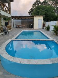 uma piscina azul com um pátio e uma mesa em Villa Esperanza em Buena Vista