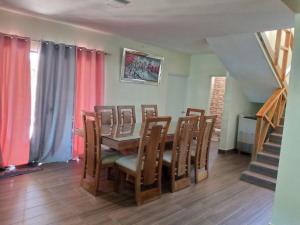 uma sala de jantar com mesa e cadeiras em Villa Esperanza em Buena Vista
