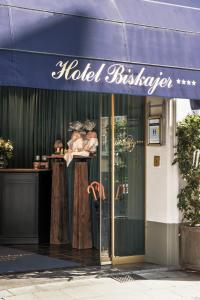 un cartello hotel sulla parte anteriore di un edificio di Hotel Biskajer by CW Hotel Collection - Adults Only a Bruges