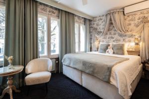 een slaapkamer met een bed met een teddybeer erop bij Hotel Biskajer by CW Hotel Collection - Adults Only in Brugge