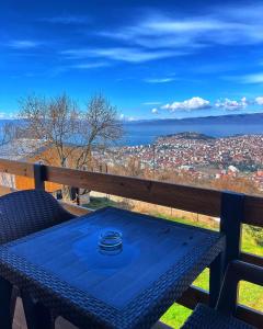 uma mesa numa varanda com vista para a cidade em Villa & Apartments Cityview Ohrid em Ohrid