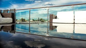 コペンハーゲンにあるLuxury Penthouse in the heart of the Cityの水中の空を映す部屋